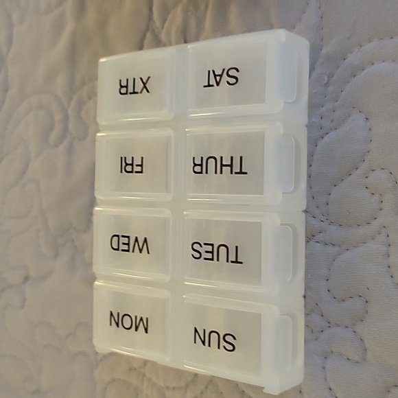 Vera Bradley Cotton Essential Travel Pill Case Pineapple print - Picture 8 of 8